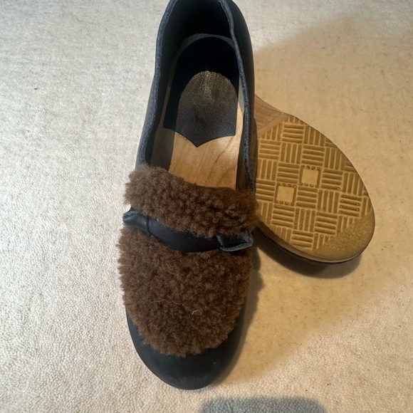 Unique chocolate brown clog with cute shearling detail. Size 38 - Picture 5 of 5